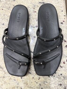 CROCS Women's Black Studded Strap Toe-Loop Sandals